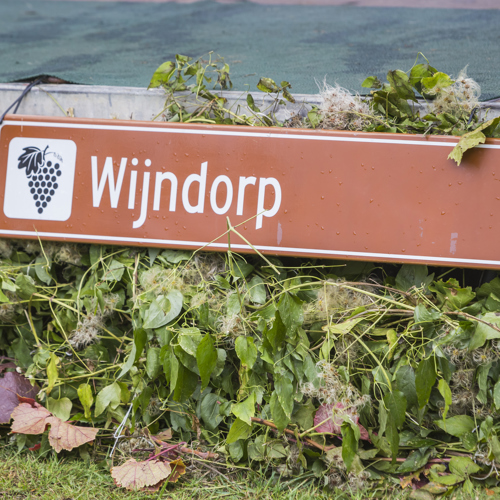 Een bordje met wijndorp van het Wahlwiller Wijnfeest 