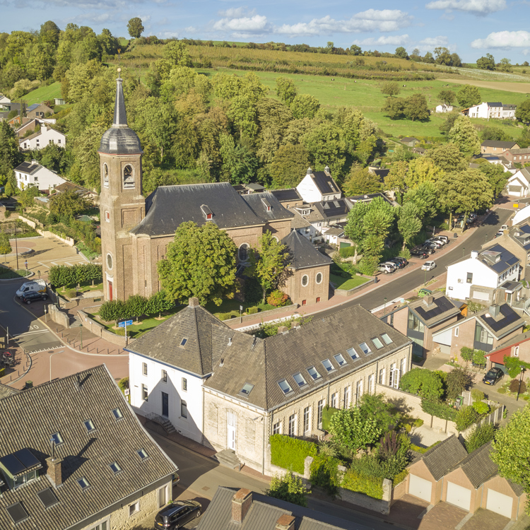 Luchtfoto van Eys met kerk